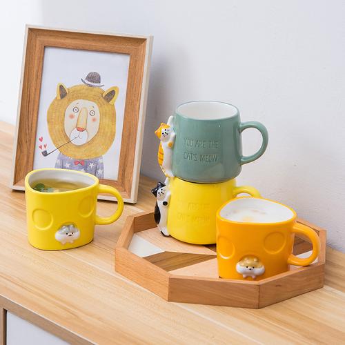 马克杯与宠物的温馨瞬间